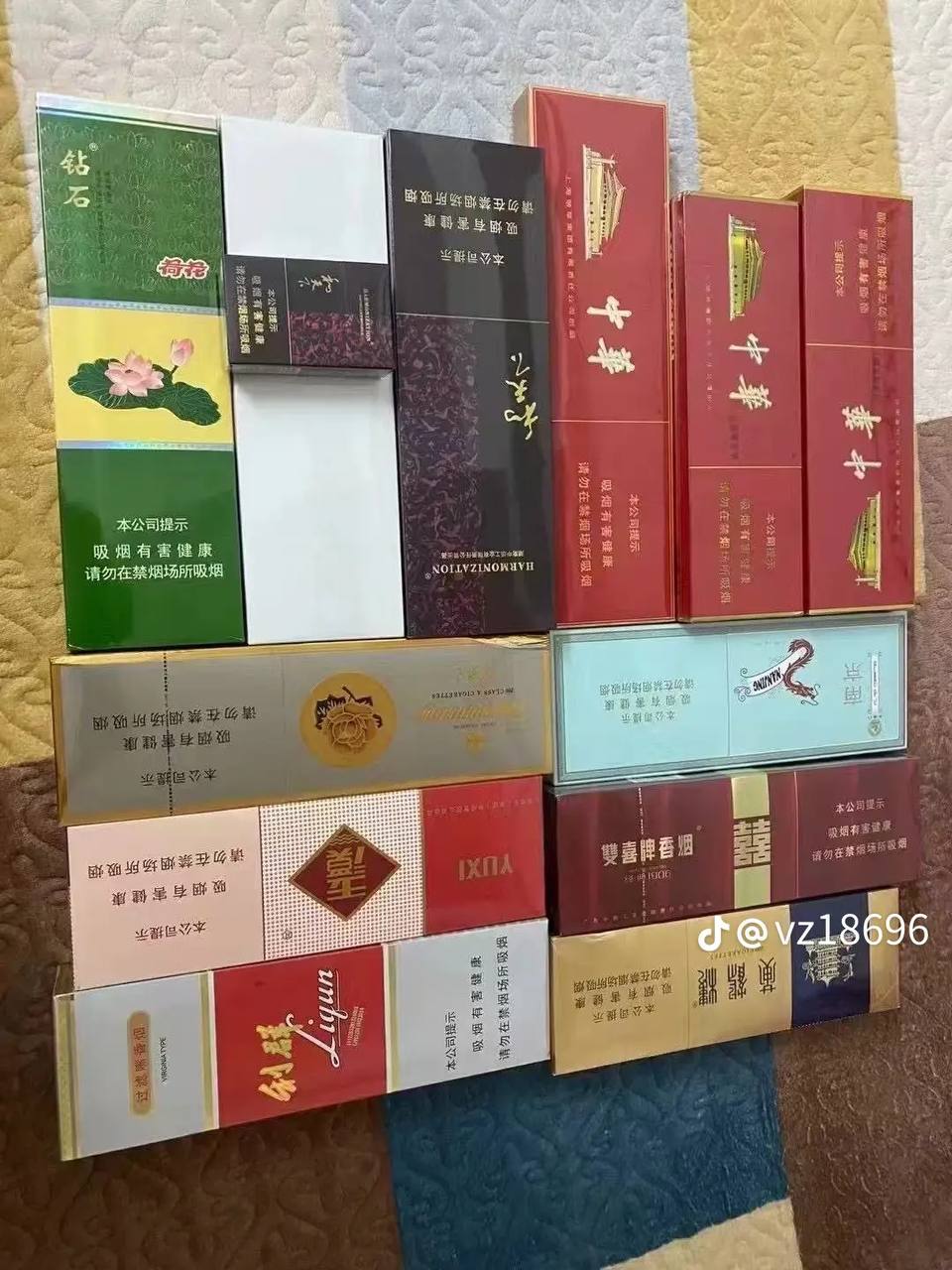 黑色蕾丝连衣裙图片美艳动人,时尚魅力绽放,蕾丝连衣裙展现优雅...